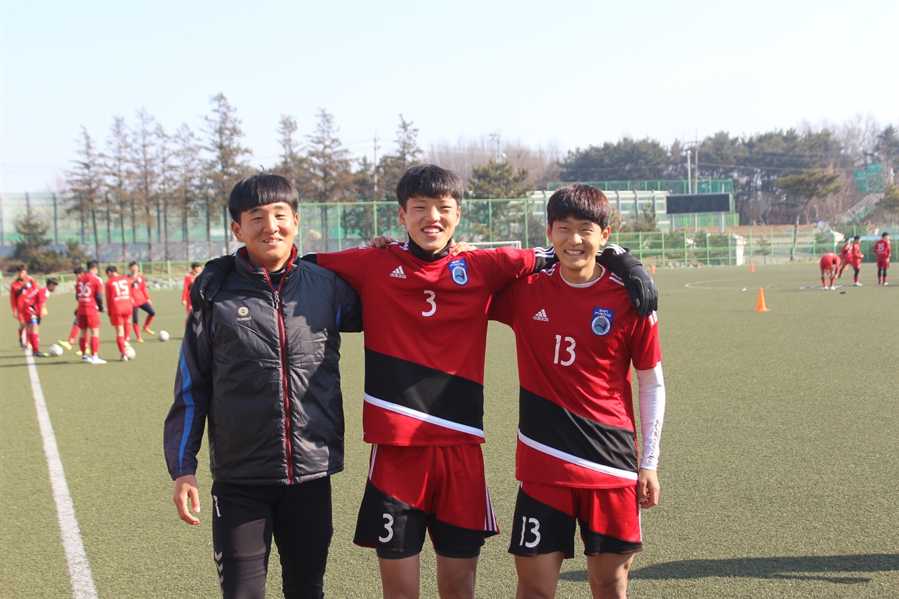 개인상을 수상한 선수들 왼쪽부터 김강현GK상), 오현교(최우수선수상), 김창헌(득점왕) 선수.
