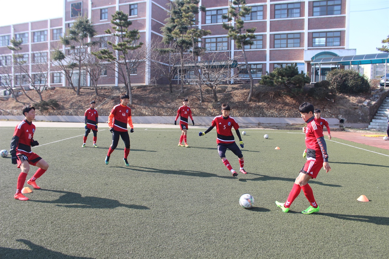 신평고등학교 축구부의 연습 신평고등학교 축구부 학생들이 패스 연습을 하고 있다.