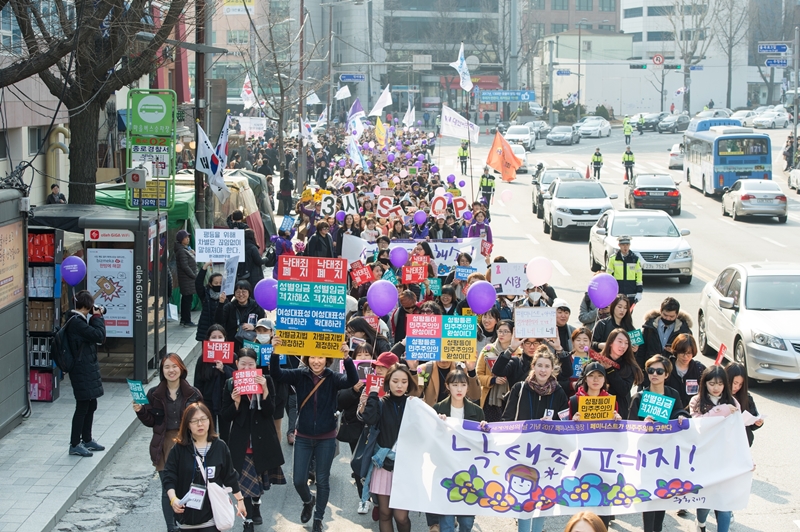 2017 페미니스트 광장이 지난 3월 4일(토) "페미니스트가 민주주의를 구한다"는 슬로건으로 보신각에서 열렸다. 
