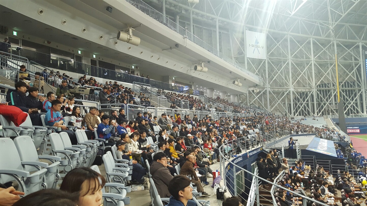 관중석을 꽉 채운 관중들 한국 대표팀은 일방적인 응원을 받았지만, 국민들의 기대에 부응하지 못하였다.