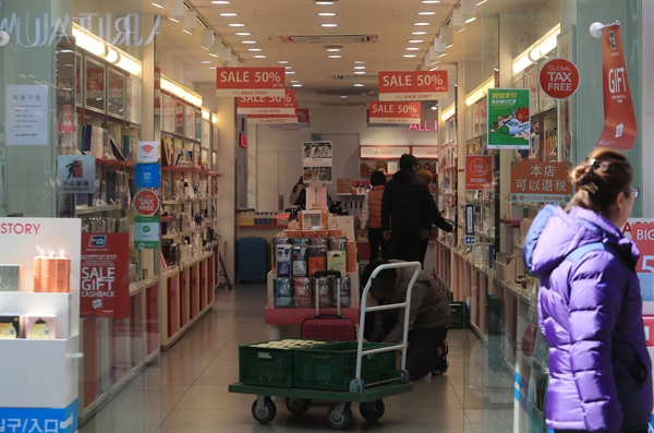 지난 6일 오후 서울 중구 명동 거리의 한 화장품 가게가 한산한 모습을 보이고 있다. 고고도 미사일 방어체계(THAAD·사드) 배치 추진에 대한 보복으로 중국이 자국 여행사를 통한 한국 관광 상품 판매를 금지함에 따라 면세점 등의 타격이 클 것으로 예상된다.  2017.3.6 