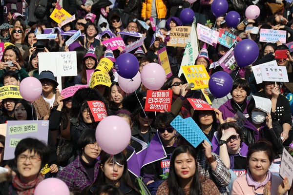  (서울=연합뉴스) 이상학 기자 = 여성단체 회원들이 4일 오후 서울 종로구 보신각 앞에서 '3·8 여성의 날' 행사를 하고 있다. 2017.3.4