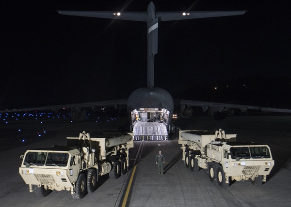 (서울=연합뉴스) 주한미군사령부는 지난달 6일 저녁 고고도미사일방어체계(사드)의 첫 부품이 한국에 도착했다고 7일 전했다.
