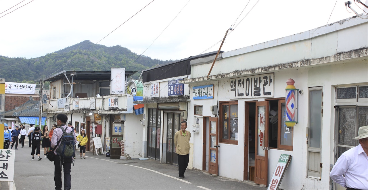  시골 간이역 역전 중 아마 가장 잘 알려진 역전이 아닐까. 보성군 득량역전 추억의 거리.