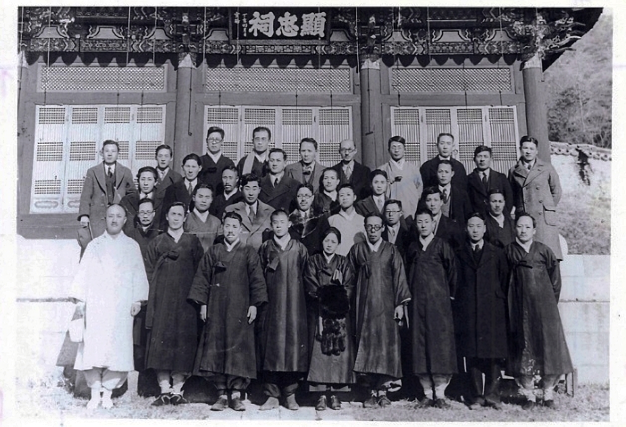 1935년 조선어학회 위원들 사진. 앞 줄 맨 왼쪽이 정세권 선생. 