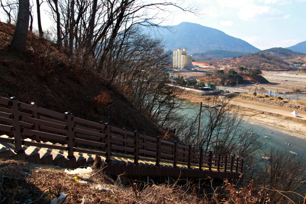  저 멀리 서도 잘 보이는 커다란 ‘산엔청’ 간판 옆으로 나무테크를 따라 경호강으로 내려갔다. 