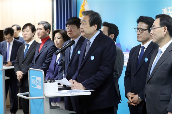 8일 오전 서울 여의도 바른정당 당사에서 열린 국회의원-원외당협위원장 연석회의에서 김무성 의원이 발언을 하고 있다.