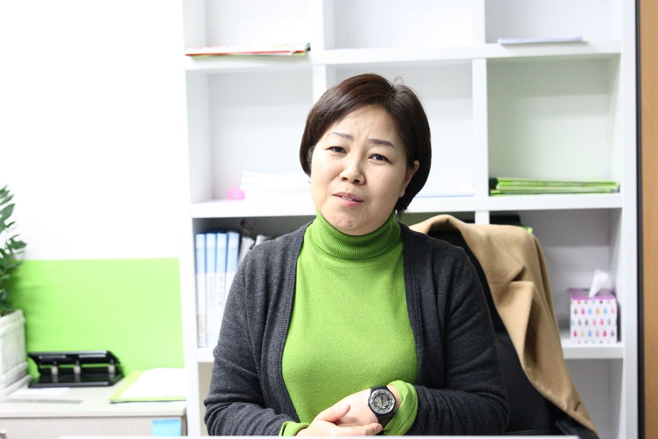 신풍요양원 노경숙(50세) 사회복지사의 모습 