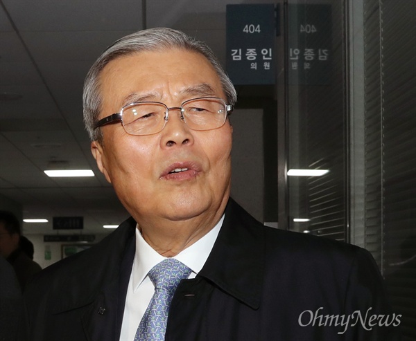 더불어민주당을 탈당한 김종인 의원이 지난 8일 오전 서울 여의도 국회 의원회관을 나서며 취재진의 질문에 답하고 있다. 