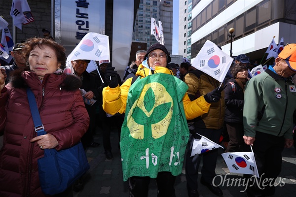 헌법재판소의 박근혜 대통령 탄핵심판 선고기일 발표가 예상되는 8일 오전 서울 종로구 헌법재판소 일대에서 친박 단체들이 단핵 각하를 주장하며 집회를 열고 있다. 