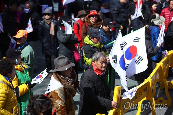 8일 오전 서울 종로구 헌법재판소 일대에서 친박 단체들이 단핵 각하를 주장하며 집회를 열고 있다. 