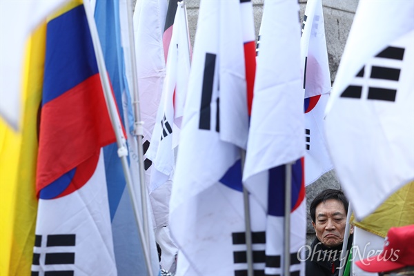  헌법재판소의 박근혜 대통령 탄핵심판 선고기일 발표가 예상되는 8일 오전 서울 종로구 헌법재판소 앞에서 친박 단체들이 단핵 각하를 주장하며 기자회견을 열고 있다. 