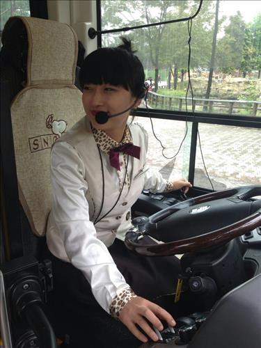 서울대공원 운전기사 최은희씨가 셔틀버스를 운전하며 안내방송을 하고 있다.