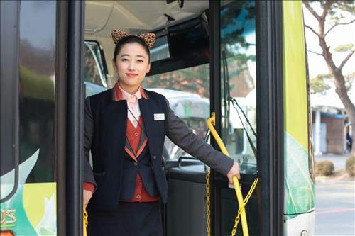 자신이 운전하는 서울대공원 셔틀버스 앞에 선 최은희씨.