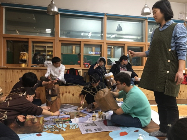 장감독의 아내인 임은혜씨가 학생들과 함께 소품만들기를 진행하고 있다. 
