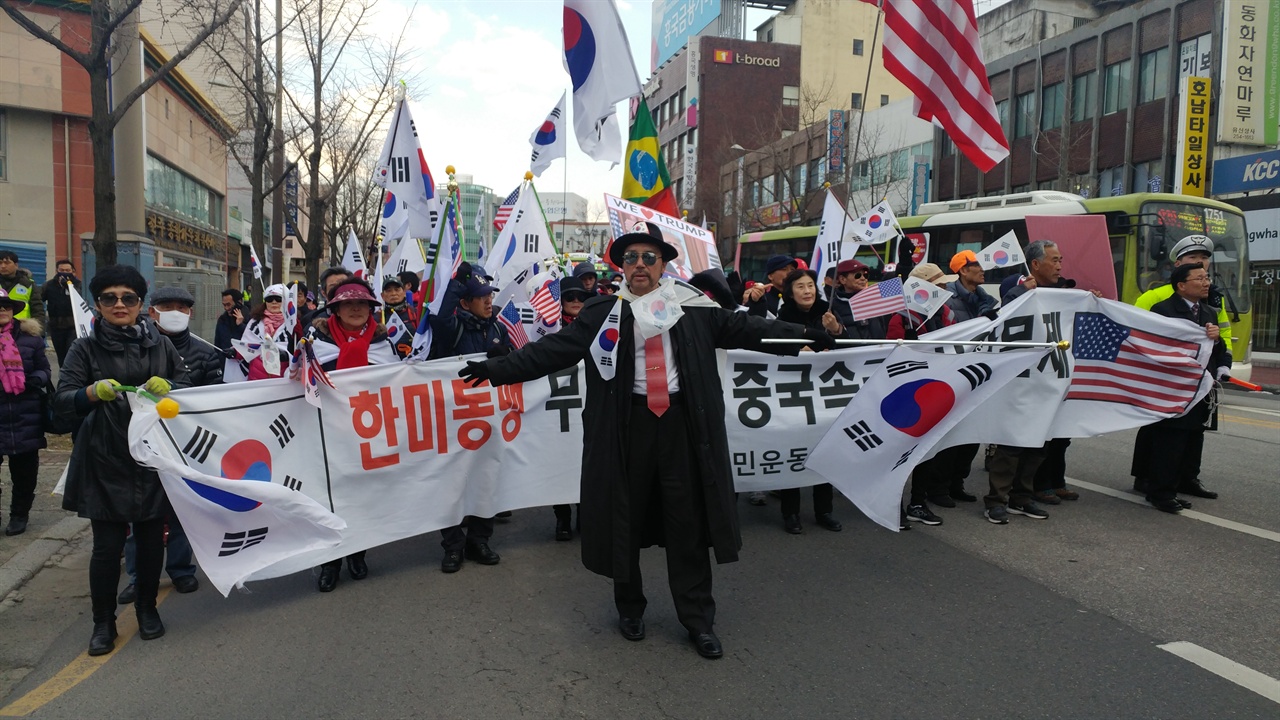 전주 집회에 나선 탄기국 전북지부. 