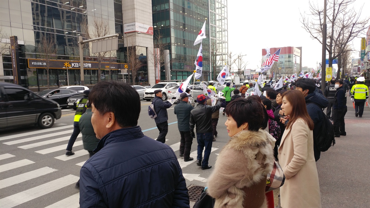 태극기 집회를 낯선  눈빛으로 바라보는 전주 시민들. 