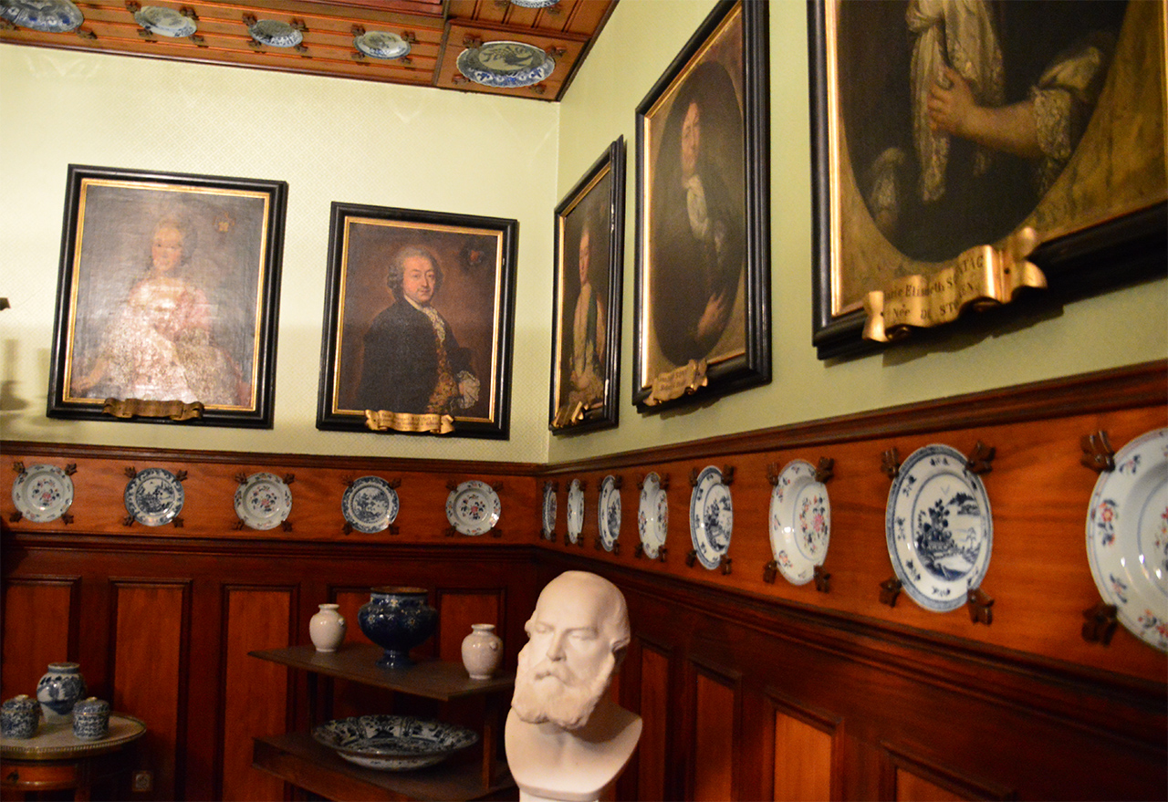 박물관의 초상화 방에는 온통 중국 청화백자가 장식되어 있다.