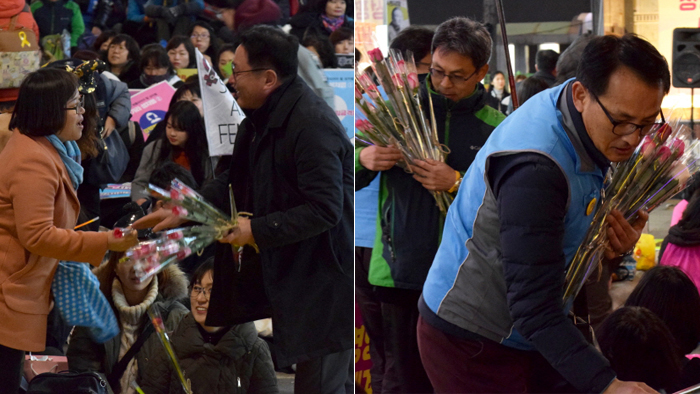 민주노총 부산본부 남성 조합원들이 여성 참가자들에게 장미를 나눠주고 있다.
