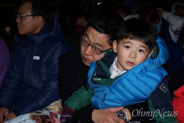 8일 오후 김천역 광장에서 열린 사드 반대 200일 촛불집회에 참석한 김제동씨가 한 아이를 꼭 껴안아주고 있다.