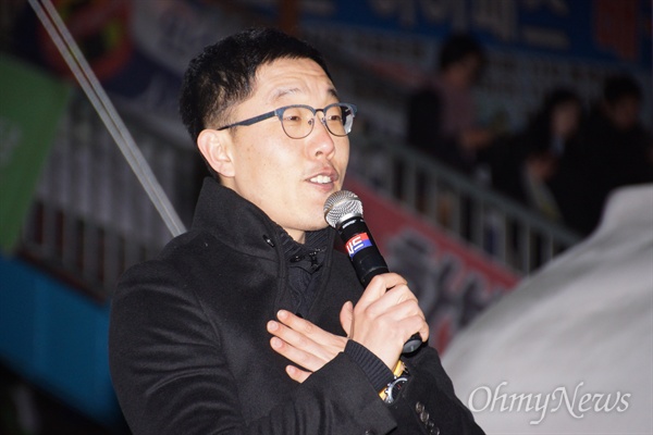 방송인 김제동씨가 8일 오후 김천역 광장에서 열린 사드 반대 촛불집회에 참석해 발언하고 있다.