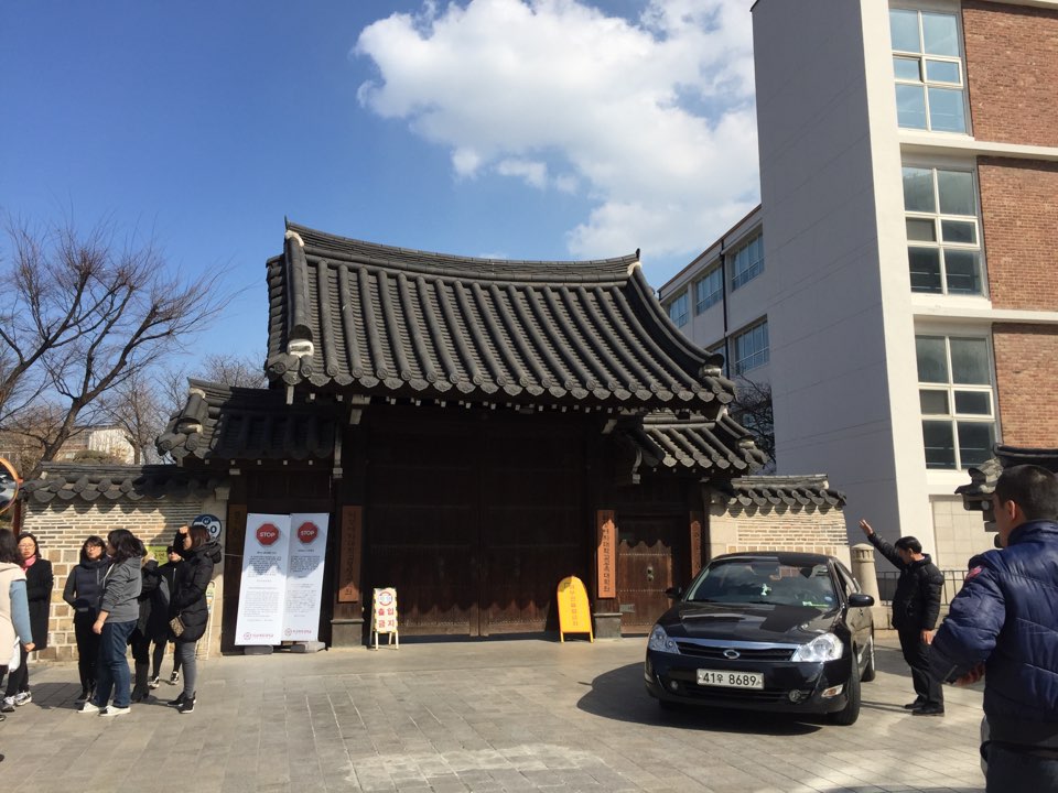 평소와 달리 정문이 닫힌 운현초등학교, 운현유치원 정문