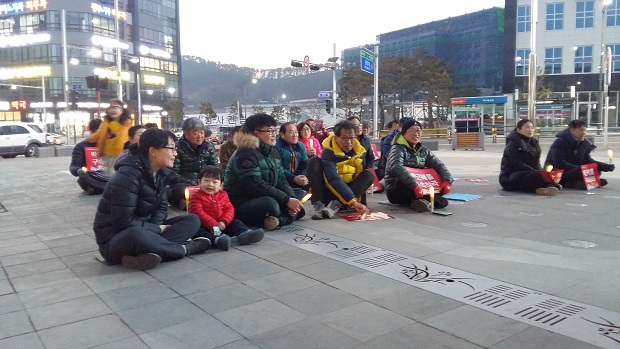 예산군 분수광장에서는 박근혜 퇴진 촛불집회가 열렸다. 