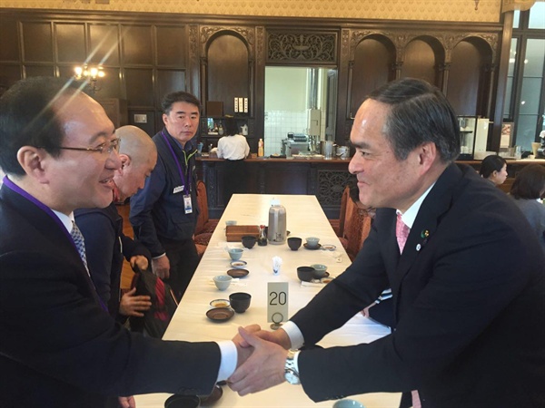일본을 방문하고 있는 정의당 노회찬 국회의원은 9일 사민당 요시다 다다토모 당수를 만나 창원 한국산연 해고 문제 해결과 관련해 논의했다.
