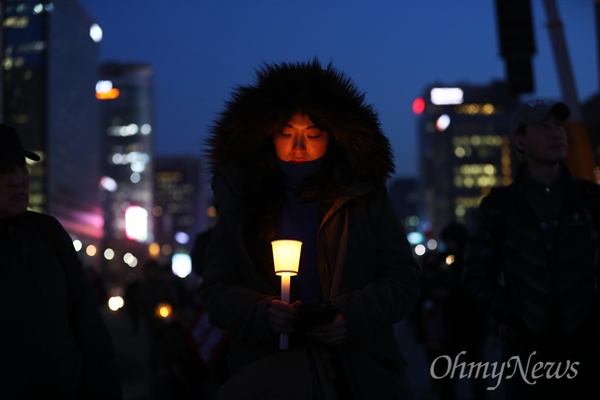 탄핵심판 선고 전야였던 2017년 3월 9일 오후 서울 공화문 광장에서 헌법재판소의 박근혜 대통령 탄핵 인용을 촉구하는 촛불 집회에 참가한 시민들이 헌재를 향해 행진하고 있는 모습. 