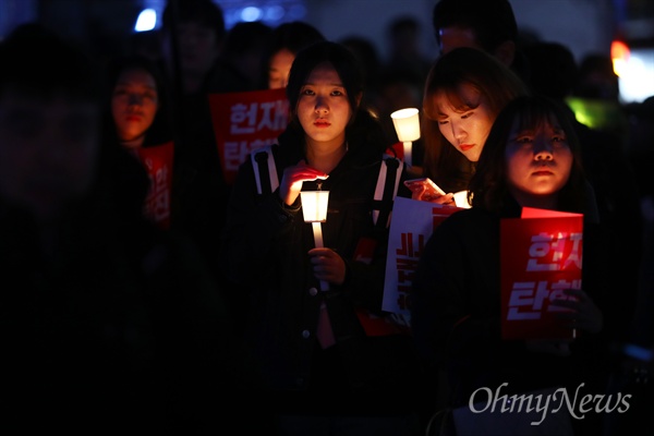 탄핵심판 선고 전야인 지난 3월 9일 오후 서울 공화문 광장에서 헌법재판소의 박근혜 대통령 탄해 인용을 촉구하는 촛불 집회에 참가한 시민들이 헌재를 향해 행진하고 있다.