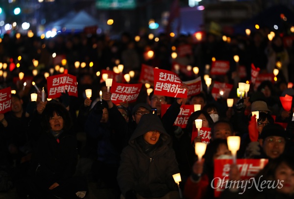 탄핵심판 선고 전야인 지난 2017년 3월 9일 오후 서울 공화문 광장에서 헌법재판소의 박근혜 대통령 탄해 인용을 촉구하는 촛불 집회에 참가한 시민들이 헌재를 향해 행진하고 있다.