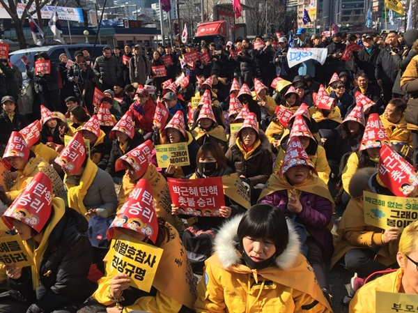 3월 10일 오전 11시 헌재의 박근혜 대통령 탄핵 선고를 앞두고 있는 가운데, 세월호 유가족들이 종로경찰서 앞에 모여 있다. 