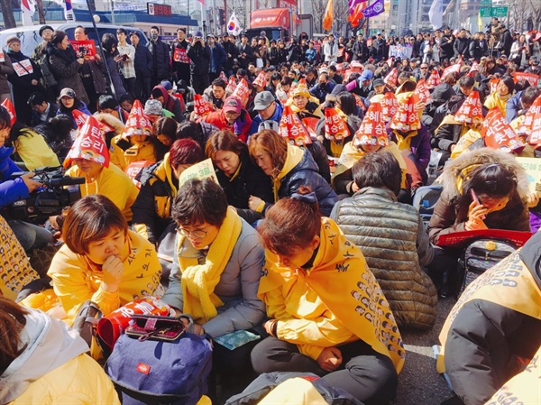 헌재의 박근혜 대통령 탄핵 선고 과정을 지켜보고 있는 세월호 유가족들
