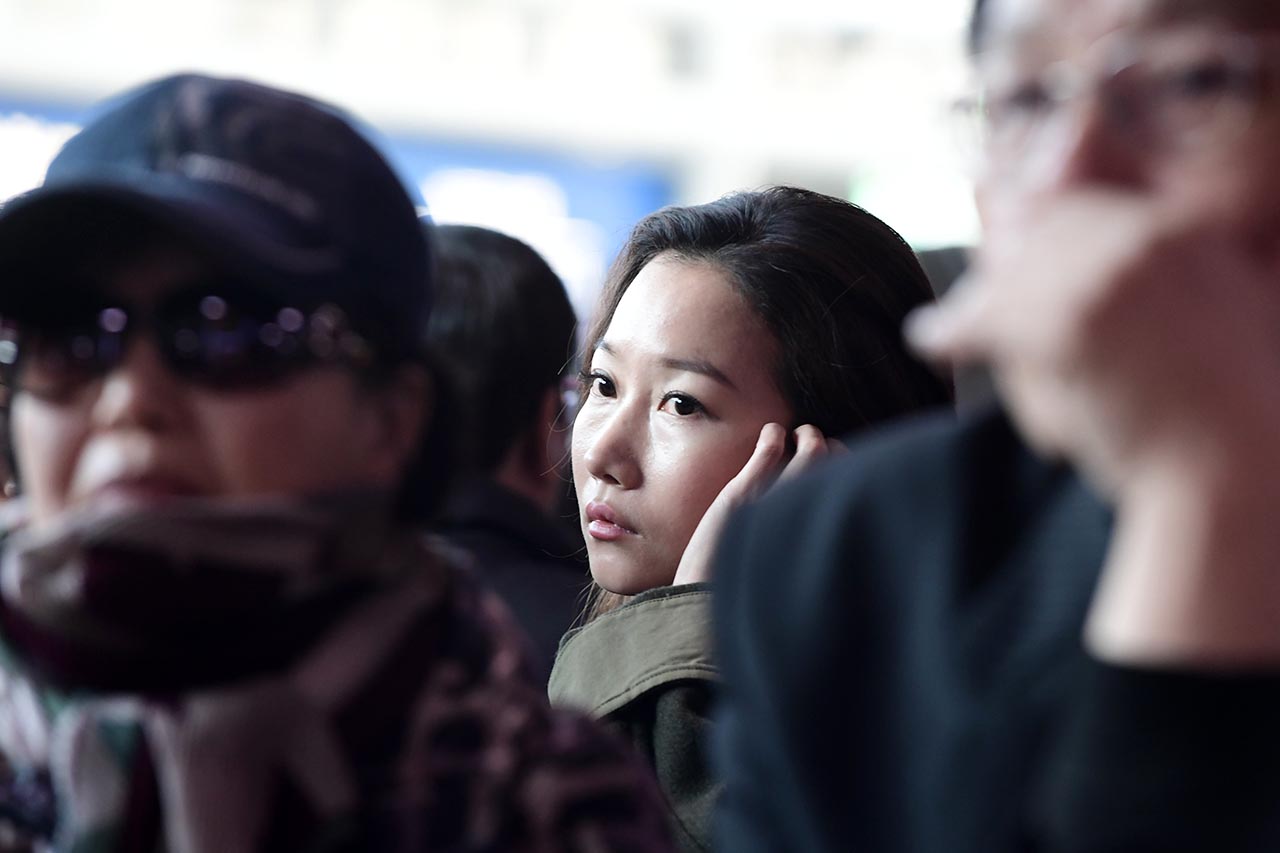 대한민국 국민들의 모든 눈과 귀가 헌법재판소로 쏠린 가운데 10일 오전 서울역 대합실에서 기차를 기다리던 국민들이 TV를 통해 생중계 되고 있는 박근혜 대통령에 대한 '탄핵심판' 선고를 지켜보고 있다.  