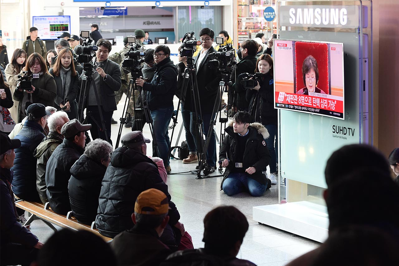  대한민국 국민들의 모든 눈과 귀가 헌법재판소로 쏠린 가운데 10일 오전 서울역 대합실에서 기차를 기다리던 국민들이 TV를 통해 생중계 되고 있는 박근혜 대통령에 대한 '탄핵심판' 선고를 지켜보고 있다.  