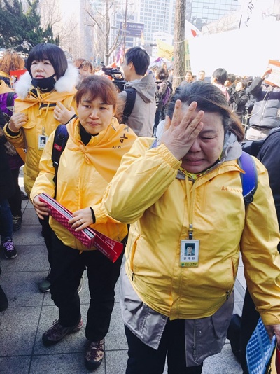 박근혜 대통령의 파면이 결정 된 후 세월호 유가족들이 눈물을 흘리고 있다.