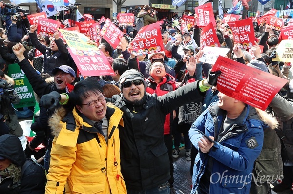 박근혜 파면, 환호하는 시민들 10일 오전 서울 안국동 헌법재판소 인근에서 수 많은 시민들이 헌법재판소 전원일치로 박근혜 대통령 파면이 선고되자 환호하고 있다. 