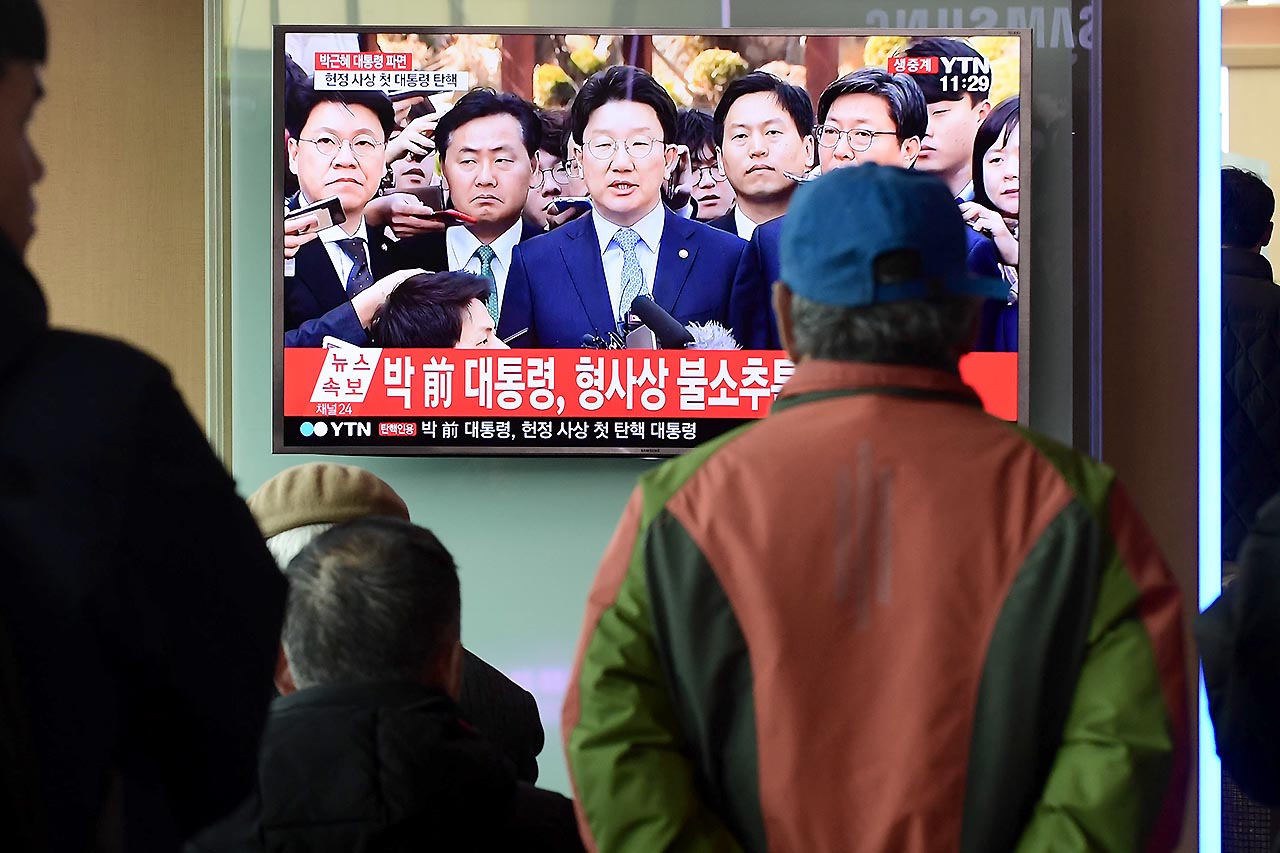 대한민국 국민들의 모든 눈과 귀가 헌법재판소로 쏠린 가운데 10일 오전 서울역 대합실에서 기차를 기다리던 국민들이 TV를 통해 생중계 되고 있는 박근혜 대통령에 대한 '탄핵심판' 선고를 지켜보고 있다.  