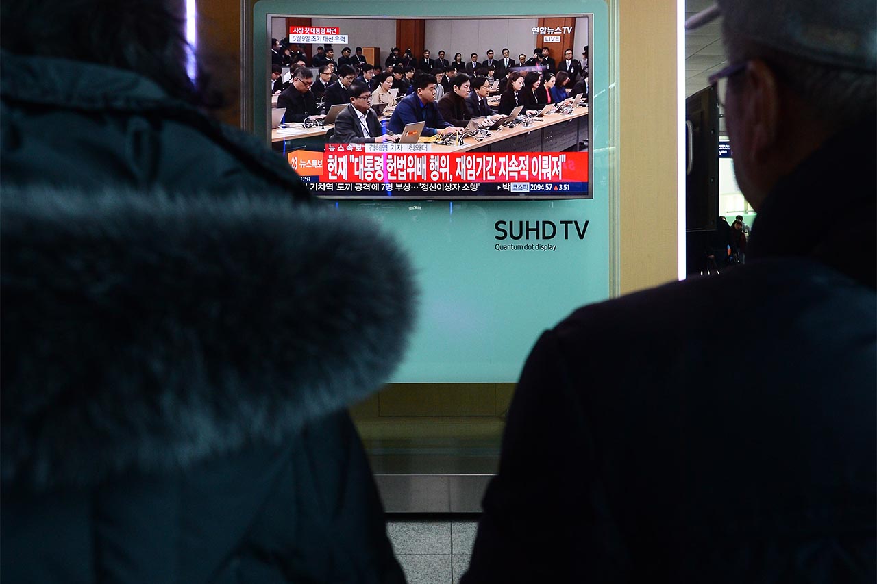  대한민국 국민들의 모든 눈과 귀가 헌법재판소로 쏠린 가운데 10일 오전 서울역 대합실에서 기차를 기다리던 국민들이 TV를 통해 생중계 되고 있는 박근혜 대통령에 대한 '탄핵심판' 선고를 지켜보고 있다.  