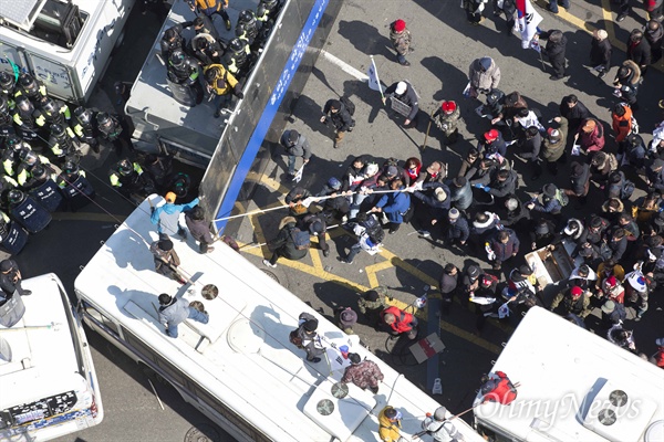 지난 3월 10일 오후 서울 재동 헌법재판소 앞에서 박근혜 대통령의 탄핵이 인용 되자 보수단체 회원들이 경찰버스를 부수고 있다.