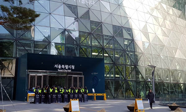 헌재가 박근혜 대통령 탄핵 결정을 내린 가운데, 경찰이 서울시청 정문을 지키고 있다.