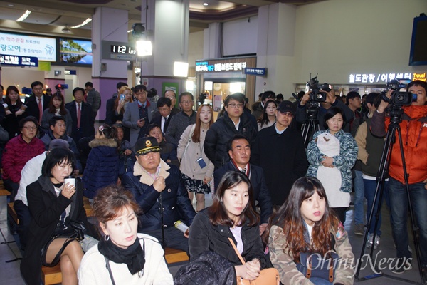 10일 오전 동대구역에 모인 시민들이 헌법재판소의 박근혜 대통령 탄핵 결정을 TV를 통해 지켜보고 있다.