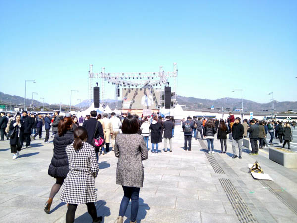 헌재가 박근혜 대통령에 대한 탄핵 인용결정을 내리자, 이를 환영하는 시민들이 광화문광장에 몰려들고 있다.