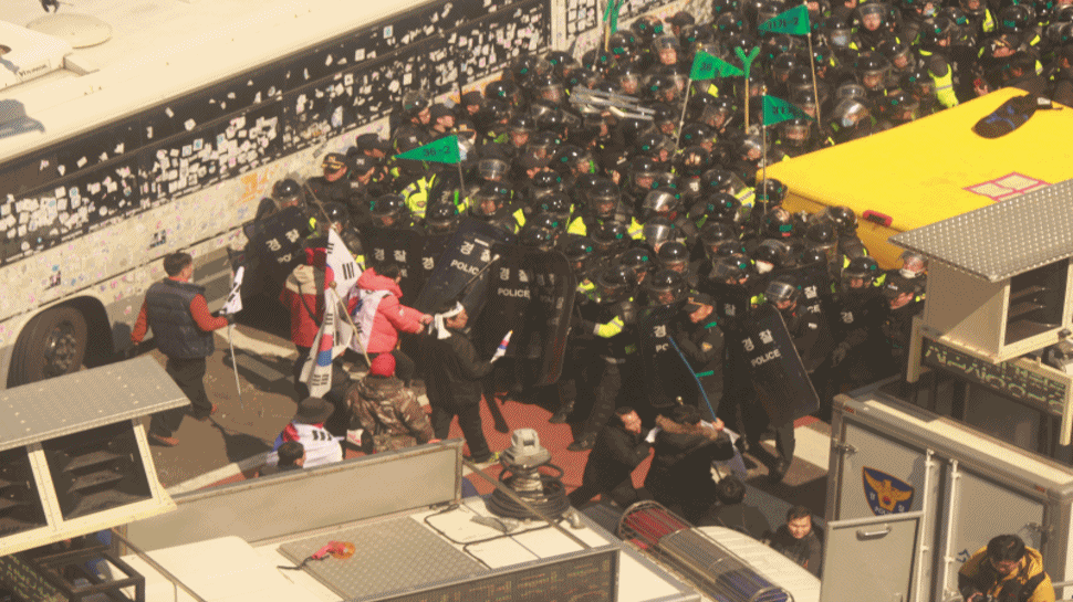 헌재가 박근혜 대통령에 대해 파면을 결정한 가운데, 박근혜 지지자들이 "인정할 수 없다"면서 헌재로 돌진하고 있다. 이 과정에서 경찰버스를 부수고 태극기로 경찰을 찌르는 등 과격한 행동을 보이고 있다. 