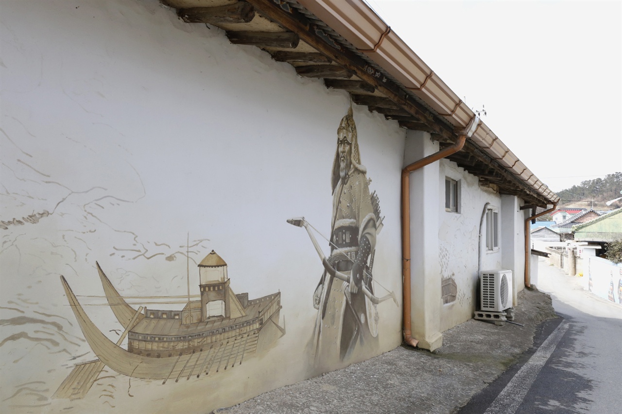해남 우수영 마을 골목길의 벽화. 이순신 장군의 명량대첩을 연상케 한다.