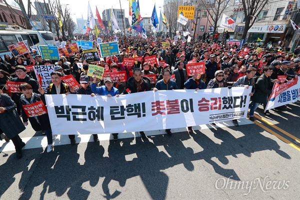 10일 오전 헌법재판소가 박근혜 대통령 탄핵을 ‘만장일치’로 인용한 가운데, 안국역 부근에서 탄핵선고를 지켜본 시민들이 청와대를 향해 축하행진을 하고 있다.