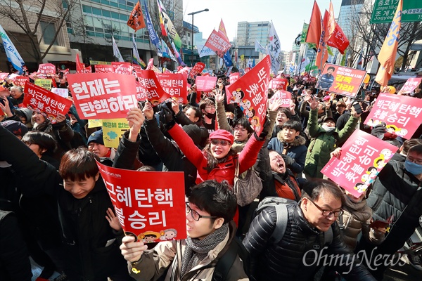 지난 10일 오전 헌법재판소가 박근혜 대통령 탄핵을 '만장일치'로 인용한 가운데, 안국역 부근에서 탄핵선고를 지켜보던 시민들이 환호하며 기뻐하고 있다.