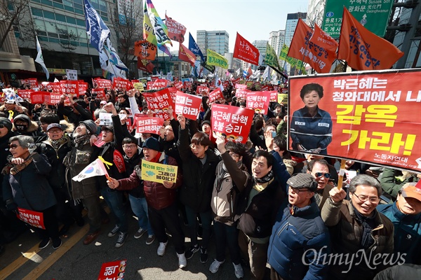 10일 오전 헌법재판소가 박근혜 대통령 탄핵을 ‘만장일치’로 인용한 가운데, 안국역 부근에서 탄핵선고를 지켜보던 시민들이 환호하며 기뻐하고 있다.