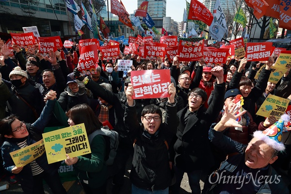 "촛불이 승리했다!" 10일 오전 헌법재판소가 박근혜 대통령 탄핵을 ‘만장일치’로 인용한 가운데, 안국역 부근에서 탄핵선고를 지켜보던 시민들이 환호하며 기뻐하고 있다.