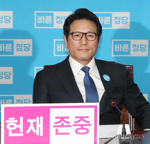 바른정당 정병국 대표가 박근혜 대통령 탄핵 인용이 결정된 10일 오후 국회 당대표실에서 열린 의원총회에서 사퇴 의사를 밝혔다.